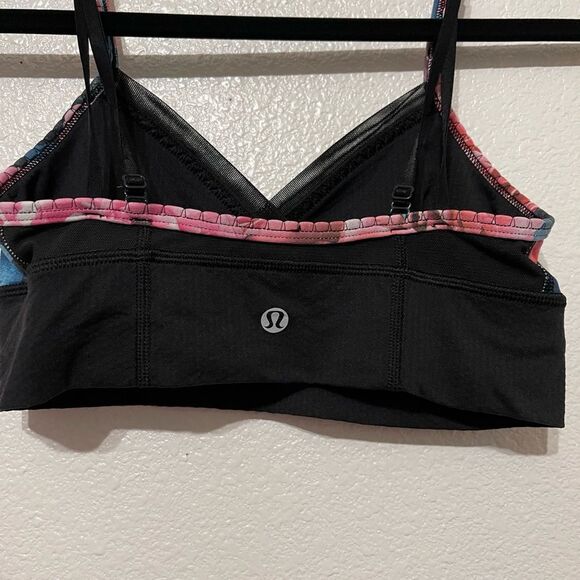 Lululemon Size 4 Ujjayi Sports Bra in Secret Garden Floral Print - Picture 3 of 3